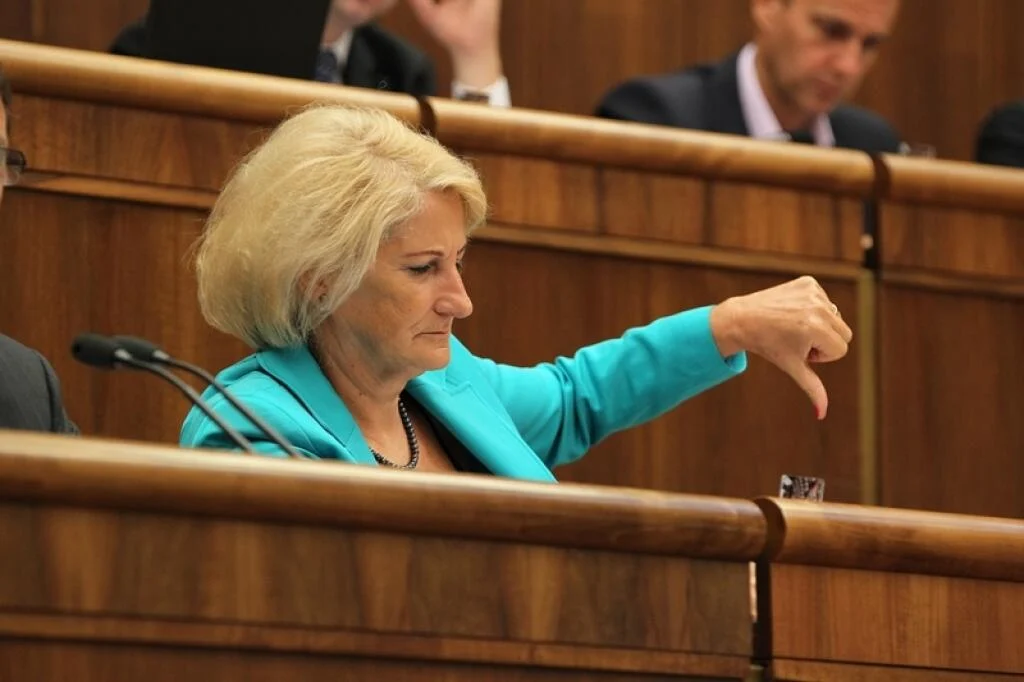 Poslankyňa Jana Laššáková ovplyvňuje hlasovanie v parlamente